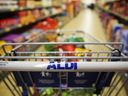 독일 식료품점 Aldi는 현재 미국 전역에서 빠르게 성장하고 있으며, 소비자의 이익을 위해 지배적인 식료품 체인에 도전하고 있습니다.