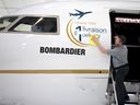 Ein Bombardier-Mitarbeiter poliert im Jahr 2018 das Schild des Bombardier-Geschäftsjets Global 7500.
