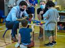 Premierminister Justin Trudeau besucht im Juli Kinder in einer Kindertagesstätte in St. John's, NL.  Die Provinz schloss mit Ottawa einen Vertrag über ein Kinderbetreuungsprogramm in Höhe von 10 USD pro Tag ab.