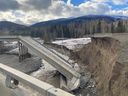 Der beschädigte Coquihalla Highway 5 nach Schlammlawinen in der Nähe des Coldwater River Provincial Park in British Columbia.