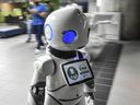 Ein Roboter namens Ema wird am 22. September 2021 in der Zentrale von Empresas Publicas de Medellin in Medellin, Kolumbien, getestet. 