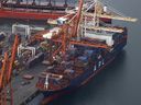 Ein Containerschiff liegt am 20. November 2021 in Vancouver, BC, im Hafen von Vancouver angedockt