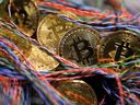 Bitcoins liegen am 5. September 2017 in einem Büro in London, Großbritannien, zwischen verdrillten Kupferleitungen. 