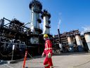 Ein Mitarbeiter von Shell geht an der Quest Carbon Capture and Storage (CCS)-Anlage des Unternehmens in Fort Saskatchewan, Alberta, vorbei. 