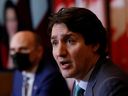 Premierminister Justin Trudeau nimmt mit Gesundheitsminister Jean-Yves Duclos an einer Pressekonferenz teil, als die neueste Omicron-Variante inmitten der COVID-19-Pandemie als Bedrohung auftaucht.