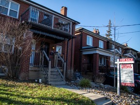 Um sinal de venda é exibido do lado de fora de uma casa em Toronto.