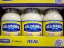 Gläser mit Hellmann's Mayonnaise, hergestellt von Unilever Plc., stehen in einem Supermarkt in London, Großbritannien