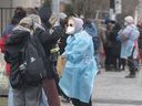 Un travailleur de la santé parle aux gens en attendant de recevoir un test COVID-19 à Montréal le 17 décembre 2021, alors que la pandémie de COVID-19 se poursuit au Canada et dans le monde. 