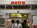 Käufer betreten ein Lebensmittelgeschäft von Metro Inc. in Toronto.
