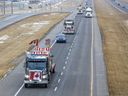 Lastwagen im „Freiheitskonvoi“ fahren am 24. Januar 2022 auf dem Trans-Canada Highway östlich von Calgary nach Osten.