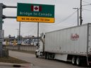 Ein kommerzieller Lastwagen fährt während des Ausbruchs der Coronavirus-Krankheit zur Ambassador Bridge am internationalen Grenzübergang, der mit Windsor, Ontario, in Detroit, Michigan, verbunden ist.  