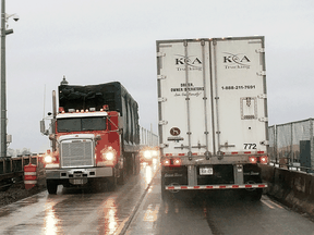 Trucker waren für den größten Teil der Pandemie von den meisten Reiseregeln ausgenommen, weil sie ein wesentlicher Dienst sind, aber diese Ausnahme endet jetzt.