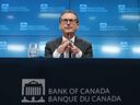 Tiff Macklem, Gouverneurin der Bank of Canada, hört während einer Pressekonferenz in Ottawa zu.