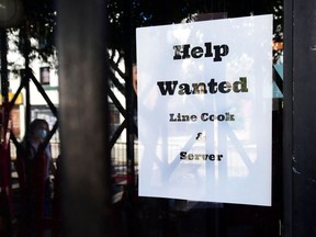 Ein Schild mit der Aufschrift „Hilfe gesucht“ in einem Restaurant in Los Angeles, Kalifornien.
