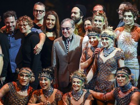 Daniel Lamarre, Präsident und CEO von Cirque du Soleil, Mitte, trifft sich mit den Mitgliedern des Cast- und Kreativteams auf der Bühne für ein Foto nach einer Vorschau auf die Wiederaufnahme ihrer klassischen Show Alegria in Montreal im Jahr 2019.