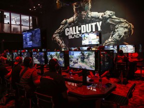 Teilnehmer spielen das Spiel Call of Duty: Black Ops III von Activision Blizzard Inc. während der E3 Electronic Entertainment Expo in Los Angeles, Kalifornien, USA, am Mittwoch, den 17. Juni 2015.