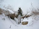 Ein Soldat der ukrainischen Streitkräfte geht am 25. Januar 2022 an Kampfpositionen nahe der Trennungslinie von von Russland unterstützten Rebellen außerhalb der Stadt Avdiivka in der Region Donezk, Ukraine. 