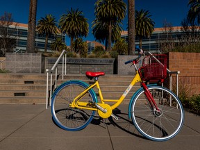 Ein Fahrrad vor der Google-Zentrale in Mountain View, Kalifornien.