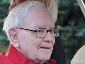 9 Ways Warren Buffett Lives Frugally