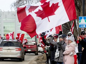 Unterstützer des Rucker-Konvois protestieren am Samstag vor der Gesetzgebung von Alberta in Edmonton gegen COVID-19-Gesundheitsmaßnahmen.
