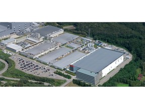 Toshiba: Artist's impression of the new 300-milimeter wafer fabrication facility, Kaga Toshiba Electronics (the building on the right).
