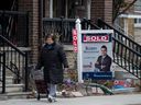 Ein Duplex wird in der Innenstadt von Toronto verkauft.  In den Stadtkernen könnte mehr Wohnraum geschaffen werden, indem Hausbesitzern in Einfamilien-Gebieten erlaubt wird, ihre Wohnungen in Zweifamilienhäuser umzuwandeln oder ein bestehendes Grundstück in zwei Grundstücke zu unterteilen.