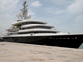 Die Superyacht Luna des russischen Milliardärs Farkad Akhmedov ist in Port Rashid in Dubai, Vereinigte Arabische Emirate, angedockt.