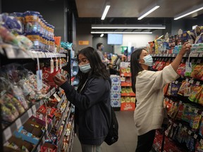 Käufer stöbern in einem Supermarkt an einer Tankstelle der Chevron Corp. in Calgary.
