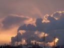 Die Sonne geht hinter kondensierendem Dampf auf, der von der Raffinerie Suncor Energy Edmonton erzeugt wird.