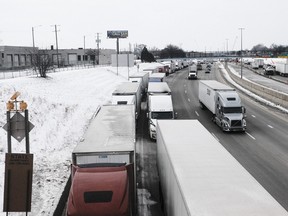 Lastwagen warten auf der Interstate 75 auf die Wiedereröffnung der Ambassador Bridge in Detroit, Michigan, am 8. Februar 2022.