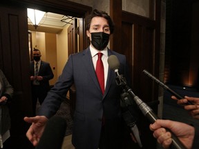 Premierminister Justin Trudeau spricht mit Reportern vor der Fragestunde im Unterhaus auf dem Parliament Hill, 8. Februar 2022, in Ottawa.
