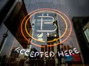 Ein Bitcoin-Zeichen in einem Fenster in Toronto.