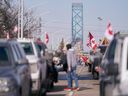 Demonstranten des COVID-19-Mandats blockieren am 9. Februar 2022 die Fahrbahn am Grenzübergang Ambassador Bridge zu den USA in Windsor, Ontario. 