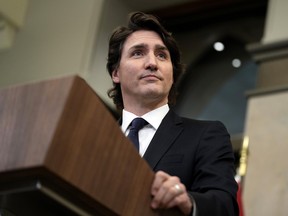 Premierminister Justin Trudeau spricht am 11. Februar 2022 im Westblock auf dem Parliament Hill über die anhaltenden Proteste in Ottawa und Blockaden an verschiedenen kanadisch-amerikanischen Grenzen.