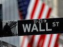 Ein Zeichen für die Wall Street außerhalb der New York Stock Exchange in Manhattan.