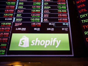 Ein Monitor zeigt die Beschilderung von Shopify Inc. auf dem Boden der New Yorker Börse.
