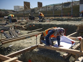 Auftragnehmer arbeiten im Wohnungsbauprojekt von Lennar Corp. in San Francisco, Kalifornien.