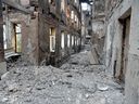 Eine durch Kämpfe zerstörte Schule unweit des Zentrums der ukrainischen Stadt Charkiw, etwa 50 Kilometer von der ukrainisch-russischen Grenze entfernt, am 28. Februar 2022. 