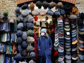 Ein Käufer verlässt ein Geschäft in Camden Market in London, Vereinigtes Königreich