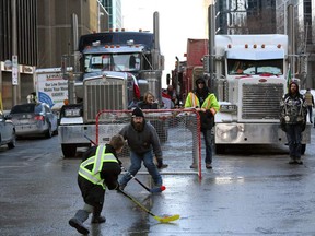 Demonstranten und Unterstützer spielen am Montag in Ottawa Straßenhockey.