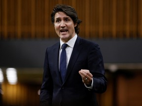 Premierminister Justin Trudeau spricht am Montagabend während einer Dringlichkeitsdebatte im Unterhaus auf dem Parliament Hill in Ottawa über den Trucker-Protest.