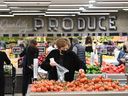 Menschen kaufen in einem Supermarkt in Glendale, Kalifornien, Lebensmittel ein.