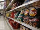 Frito-Lay weigert sich seit mehr als einer Woche, seine Produkte an Loblaw-Läden zu liefern, weil die Lebensmittelkette keine höheren Preise akzeptiert.