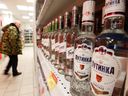 Flaschen russischer Wodka in einem Supermarkt in Moskau.