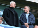 Eugene Tenenbaum, Direktor des Chelsea Football Club, links, steht neben Eigentümer Roman Abramovich.