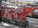 CP Rail-Züge sind am Sonntag in den Calgary Alyth Yards des Unternehmens zu sehen, als der Betrieb wegen des Arbeitskampfes eingestellt wurde.
