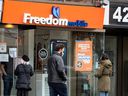 Ein Freedom Mobile-Geschäft in Toronto.  Medienberichten zufolge hat Globalive Capital Inc ein Angebot für die Einheit gemacht.