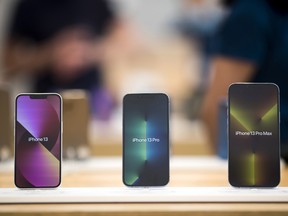 Apple Inc plant, die iPhone- und AirPod-Produktion aufgrund eines Nachfragerückgangs aufgrund der Ukraine-Krise und der steigenden Inflation zu senken, berichtete die Zeitung Nikkei am Montag unter Berufung auf Quellen, die über die Angelegenheit informiert wurden.