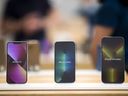 Apple Inc prévoit de réduire la production d'iPhone et d'AirPod en raison d'un ralentissement de la demande causé par la crise ukrainienne et la hausse de l'inflation, a rapporté lundi le journal Nikkei, citant des sources informées à ce sujet.