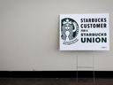Ein Schild, das die Unterstützung einer Starbucks-Gewerkschaft in den Büros von Workers United in Buffalo, New York, zeigt.